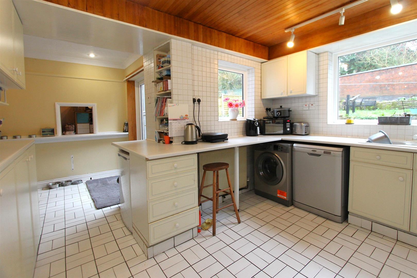 5 bed property in Castle Grove, Stourbridge